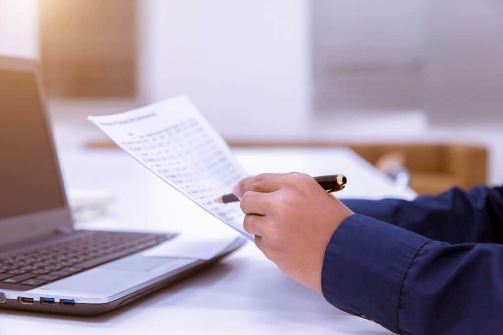 Banner informativo sobre régimen sancionatorio aduanero y comercio internacional en Colombia